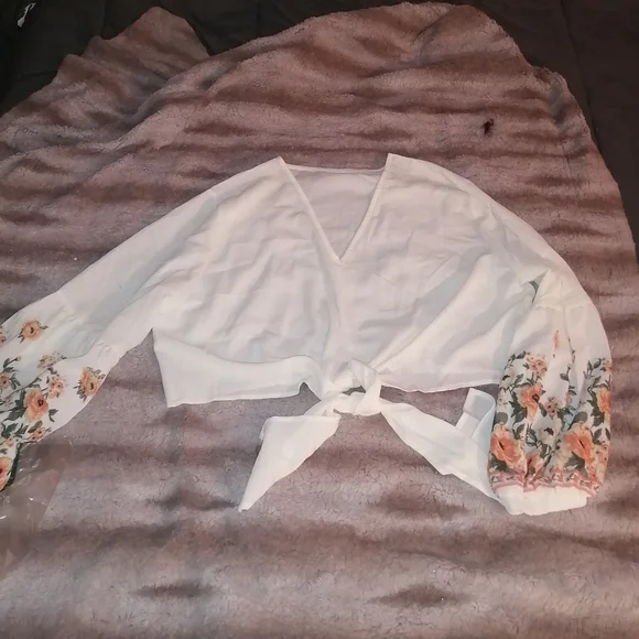 Beautiful blouse - Picture 5 of 8